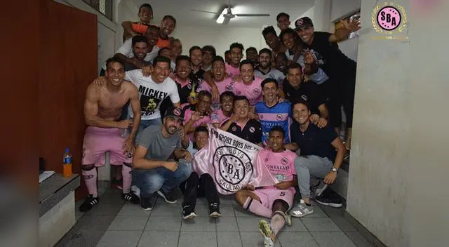 Festejo de los rosados en su camerino tras el triunfo  ante Sport Victoria