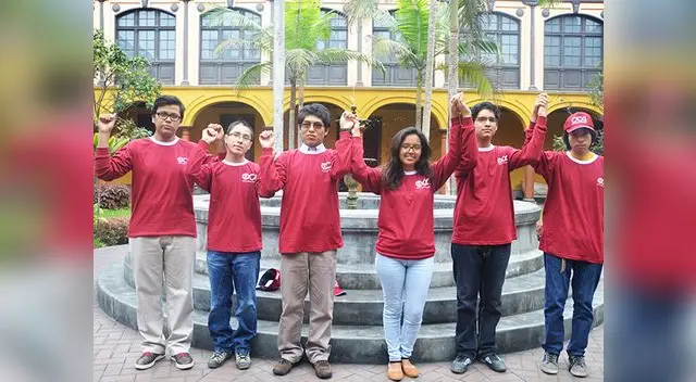 Jóvenes que consiguieron puntajes más altos fueron premiados. abajo, el tradicional corte de cabello.