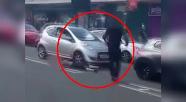 Dos jóvenes se enfrentan a un conductor y reciben una tremenda lección