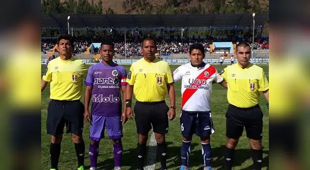 La terna posando con los capitanes de Yanahuanca y Sport La Vid.  FOTO: Mundo Deportivo de Junín