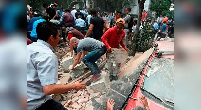 Varios personas han quedado atrapadas bajo los edificios desplomados