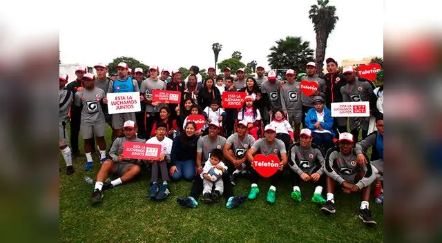 Los cracks cremas y los niños de la Teletón.