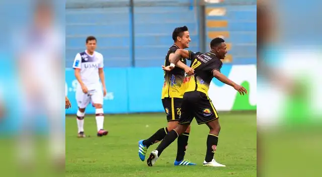 Callorda  felicita  a Villamarín por el gol marcado