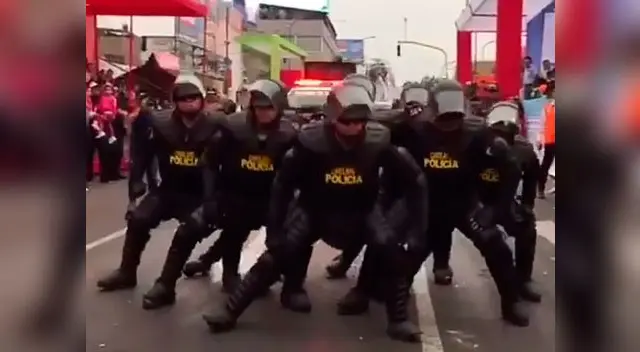 Policías fueron uno de los más esperados en el corso Policías fueron uno de los más esperados en el corso