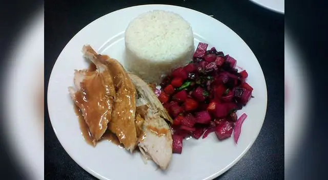 Adobo de pavita con ensalada rusa Adobo de pavita con ensalada rusa