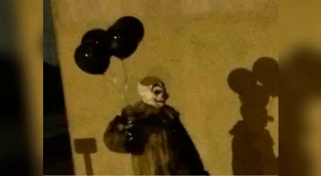 El payaso llegó con un arreglo floral y globos para sorprender a su víctima El payaso llegó con un arreglo floral y globos para sorprender a su víctima