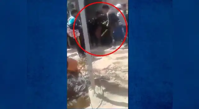 Preciso instante donde sujetos agreden a escolar Preciso instante donde sujetos agreden a escolar