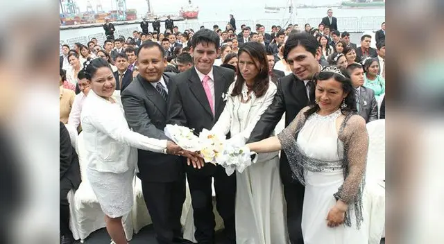 Parejas vivieron una boda de ensueño en una embarcación militar