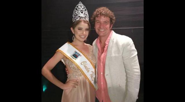 Orlando Fundichely muy emocionado al lado de su hija