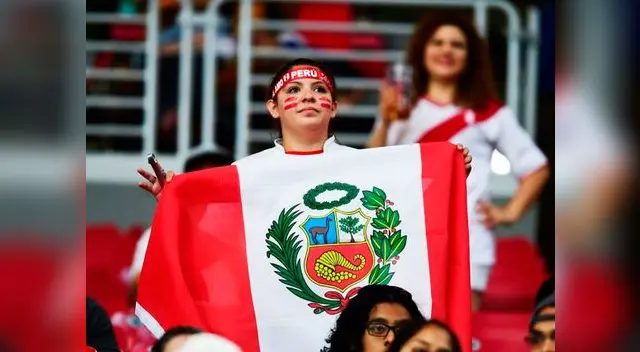 Opta por las clásicas líneas rojas y blancas en el rostro