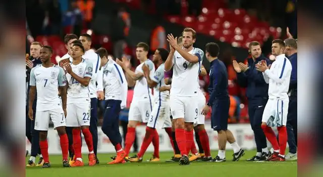 Festejo de Inglaterra por la clasificación. FOTO: EFE