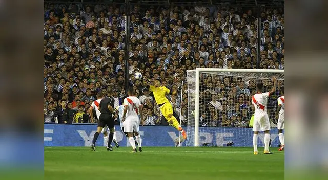 Gran atajada de Pedro Gallese