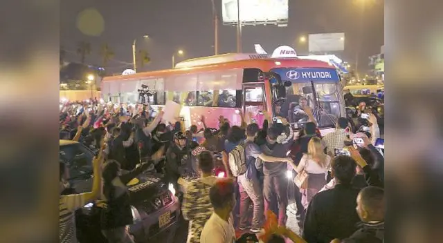El bus de la selección y la algarabía del público El bus de la selección y la algarabía del público