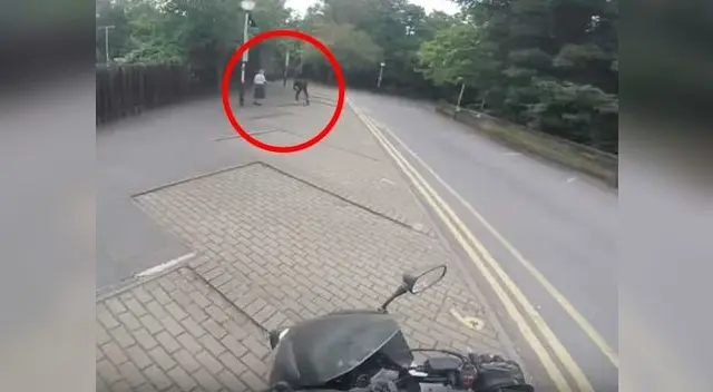 Hombre le roba el teléfono a una indefensa mujer y el Karma hace lo suyo