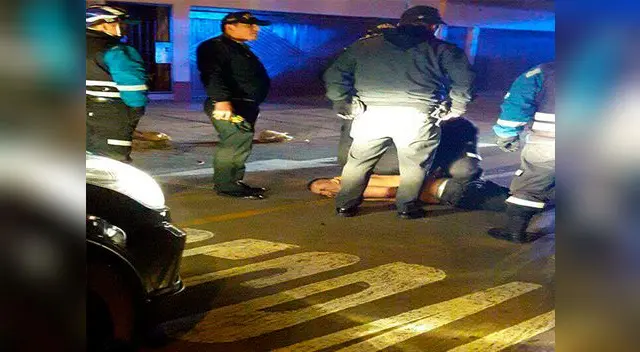 Imágenes fueron grabadas por vecinos y muestran intervención a repartidor de comida