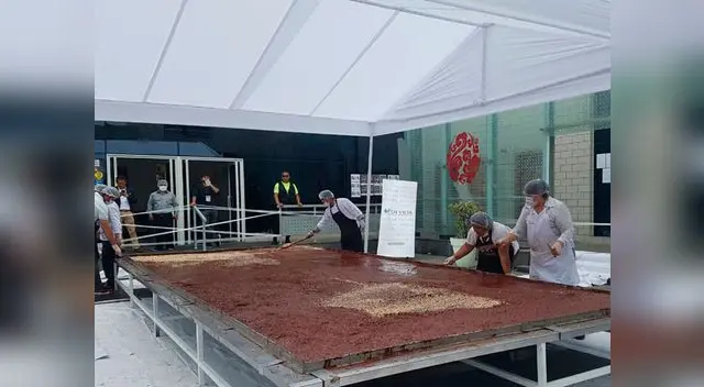 Prepararon barra de chocolate de más de una tonelada de peso