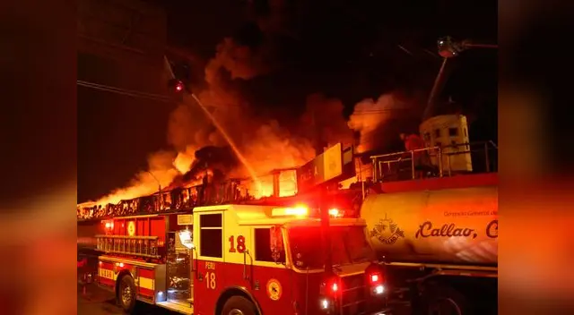 Bomberos luchan por controlar incendio