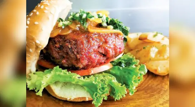 Bife de chorizo con salsa criolla Bife de chorizo con salsa criolla