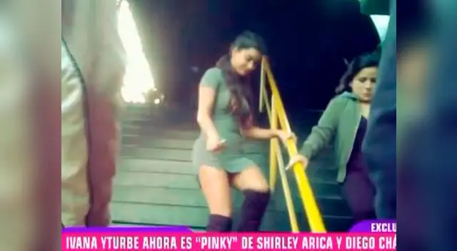 La modelo parece disfrutar la noche con amigos