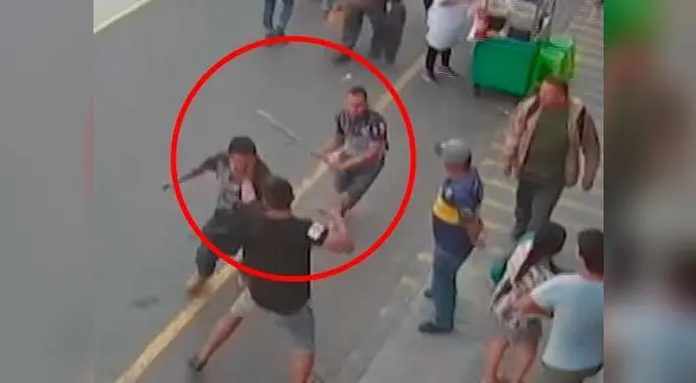 Sujeto ataca con un bate de béisbol a dos personas en el Cercado de Lima Sujeto ataca con un bate de béisbol a dos personas en el Cercado de Lima