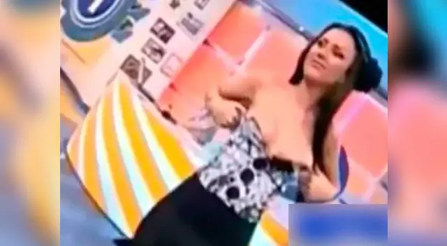 Modelo hace atrevido baile en vivo y su vestido le juega una mala pasada