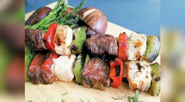 Brochetas mixtas en su salsa