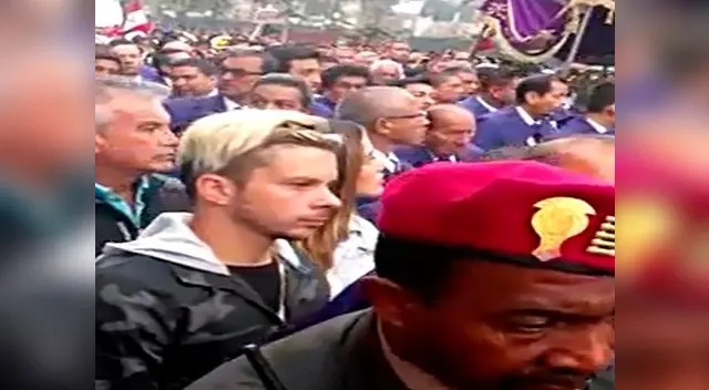 Como fieles devotos en el recorrido del Cristo Morado