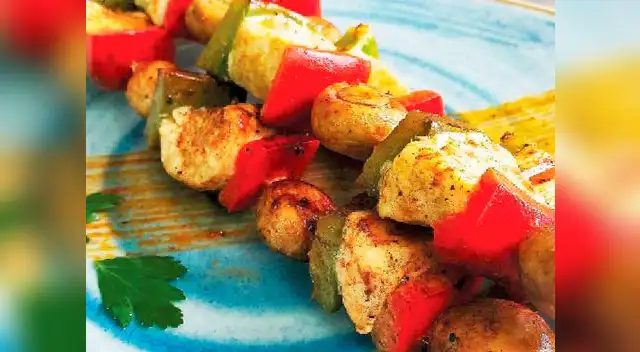 Brocheta de pollo y verduras