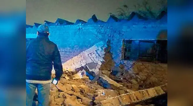 Muro de colegio se desploma y estudiantes en grave riesgo