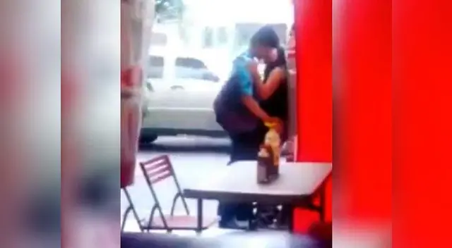 Pareja se besaba apasionadamente hasta que algo los sorprendió Pareja se besaba apasionadamente hasta que algo los sorprendió