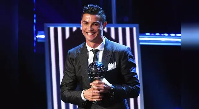 Cristiano posa con el trofeo Cristiano posa con el trofeo