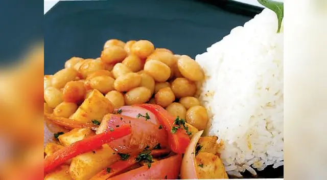 Frejoles con pota encebollada