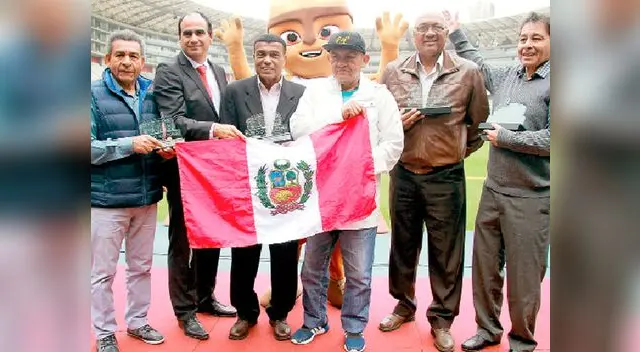Leyendas del fútbol peruano son homenajeados Leyendas del fútbol peruano son homenajeados