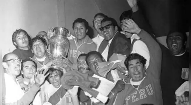La selección celebra con el trofeo de la Copa América La selección celebra con el trofeo de la Copa América