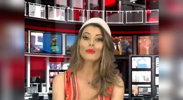 Conductora de televisión sorprende a todos al presentarse con un sexy escote Conductora de televisión sorprende a todos al presentarse con un sexy escote