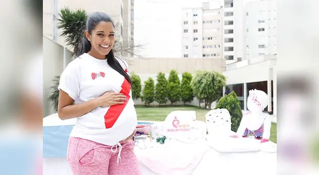 Orgullosa con su pancita y la bicolor
