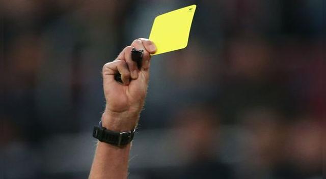 Sacan dos tarjetas amarillas a jugador en tan sólo 10 segundos Sacan dos tarjetas amarillas a jugador en tan sólo 10 segundos