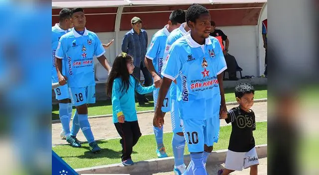 Jack Durand saliendo al campo de la UNSA. El ex Alianza marcó dos goles. FOTO: FACEBOOK Binacional Jack Durand saliendo al campo de la UNSA. El ex Alianza marcó dos goles. FOTO: FACEBOOK Binacional