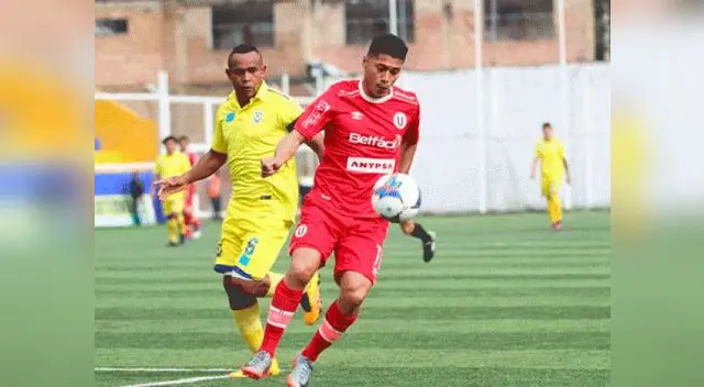 Daniel Chávez superando a Mayme. Fue el autor del gol del empate de la 'U' ante Comerciantes Unidos en Cutervo