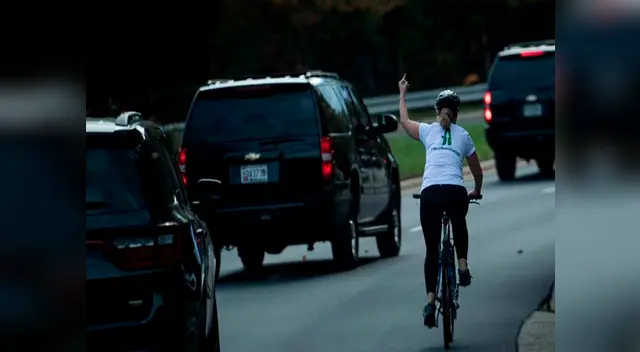 Mujer hizo gesto obsceno a Donald Trump se convierte en viral Mujer hizo gesto obsceno a Donald Trump se convierte en viral