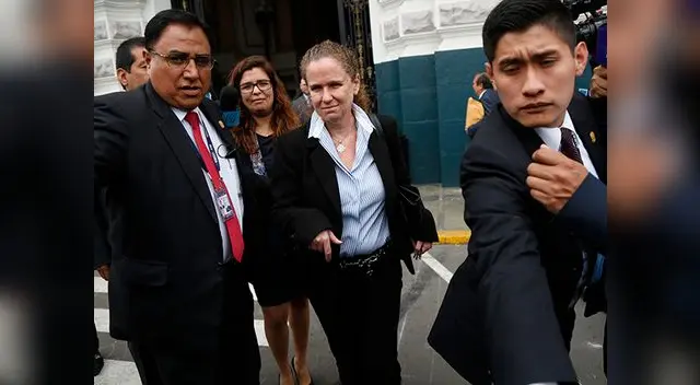 La titular del MEF a su salida del Congreso La titular del MEF a su salida del Congreso