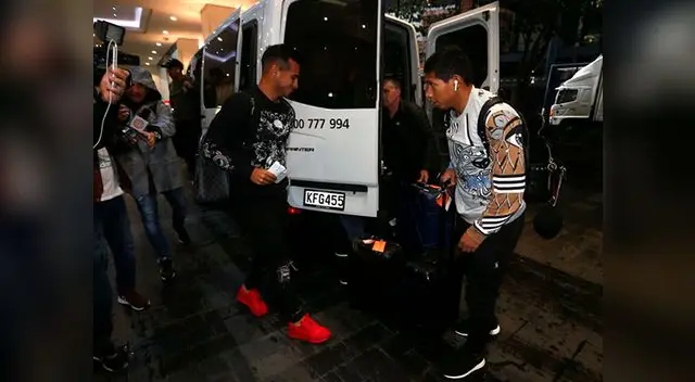 Edison Flores carga su maleta para ingresar al hotel en Auckland Edison Flores carga su maleta para ingresar al hotel en Auckland