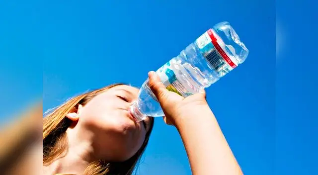 Beba en promedio 2 litros de agua al día