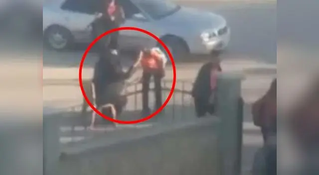 Director obliga a sus alumnos besar su mano antes de ingresar a la escuela Director obliga a sus alumnos besar su mano antes de ingresar a la escuela