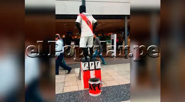 Estatua humana de Jefferson Farfán mueve el totó en Jr. de la Unión