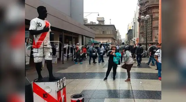 Estatua humana de Jefferson Farfán mueve el totó en Jr. de la Unión