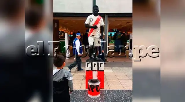 Estatua humana de Jefferson Farfán mueve el totó en Jr. de la Unión