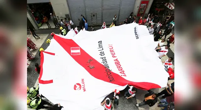 Camiseta gigante de la selección peruana recorre Lima Camiseta gigante de la selección peruana recorre Lima