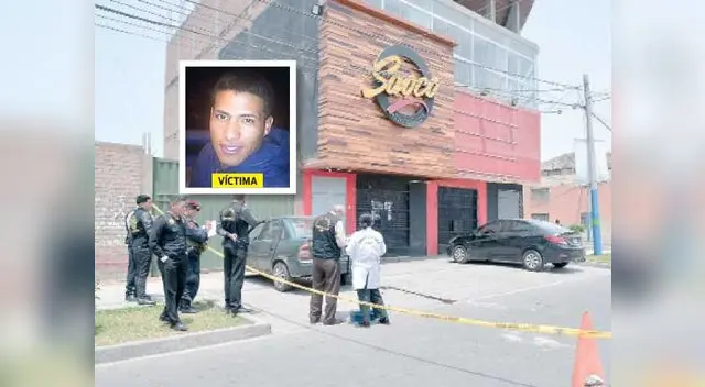 La policía recoge en el local de diversión los casquillos usados por el sicario para perpetrar el atroz asesinato