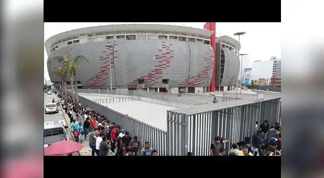 Colas para recoger entradas en Estadio Nacional